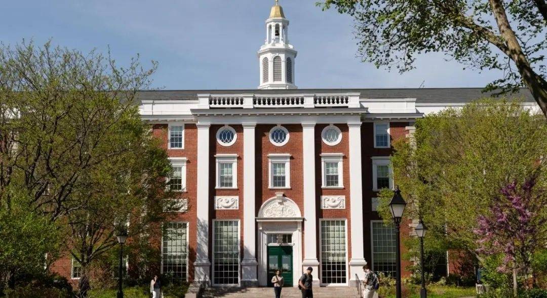 特朗普政府和哈佛大学今日法庭见！主审法官曾多次给特朗普“添堵”