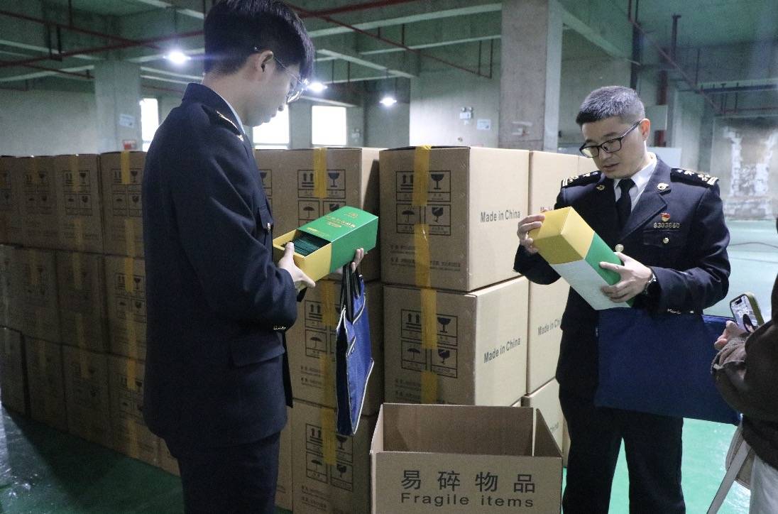 内陆“小特产”闯入海外大市场 ——铜仁海关助力贵州杜仲晶粉首次出口